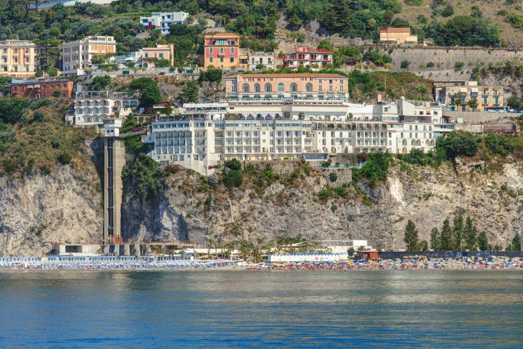 Lloyd’s Baia Hotel
